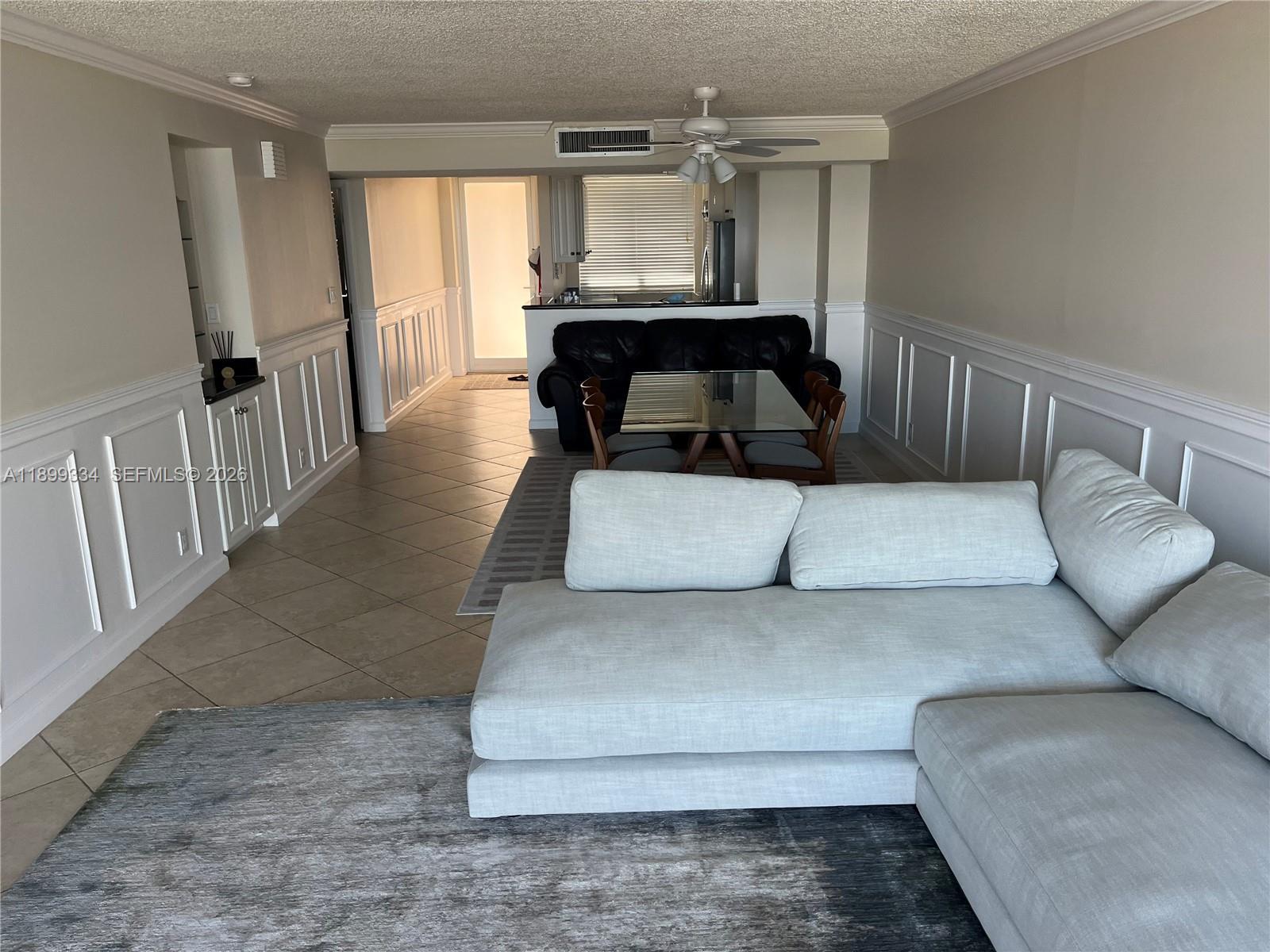 Image 4: Living Room