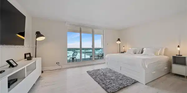 2301 Collins Ave