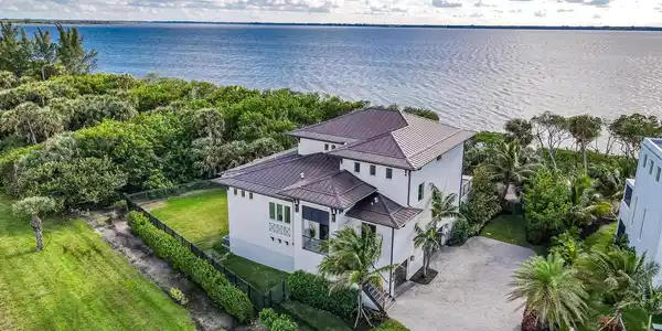 7683 Pelican Pointe