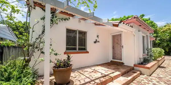 2330 Tequesta Ln