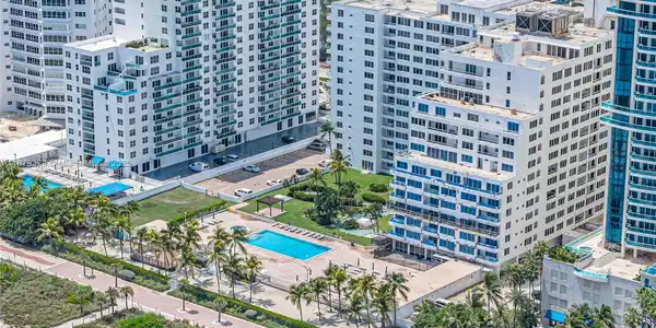 5005 Collins Ave