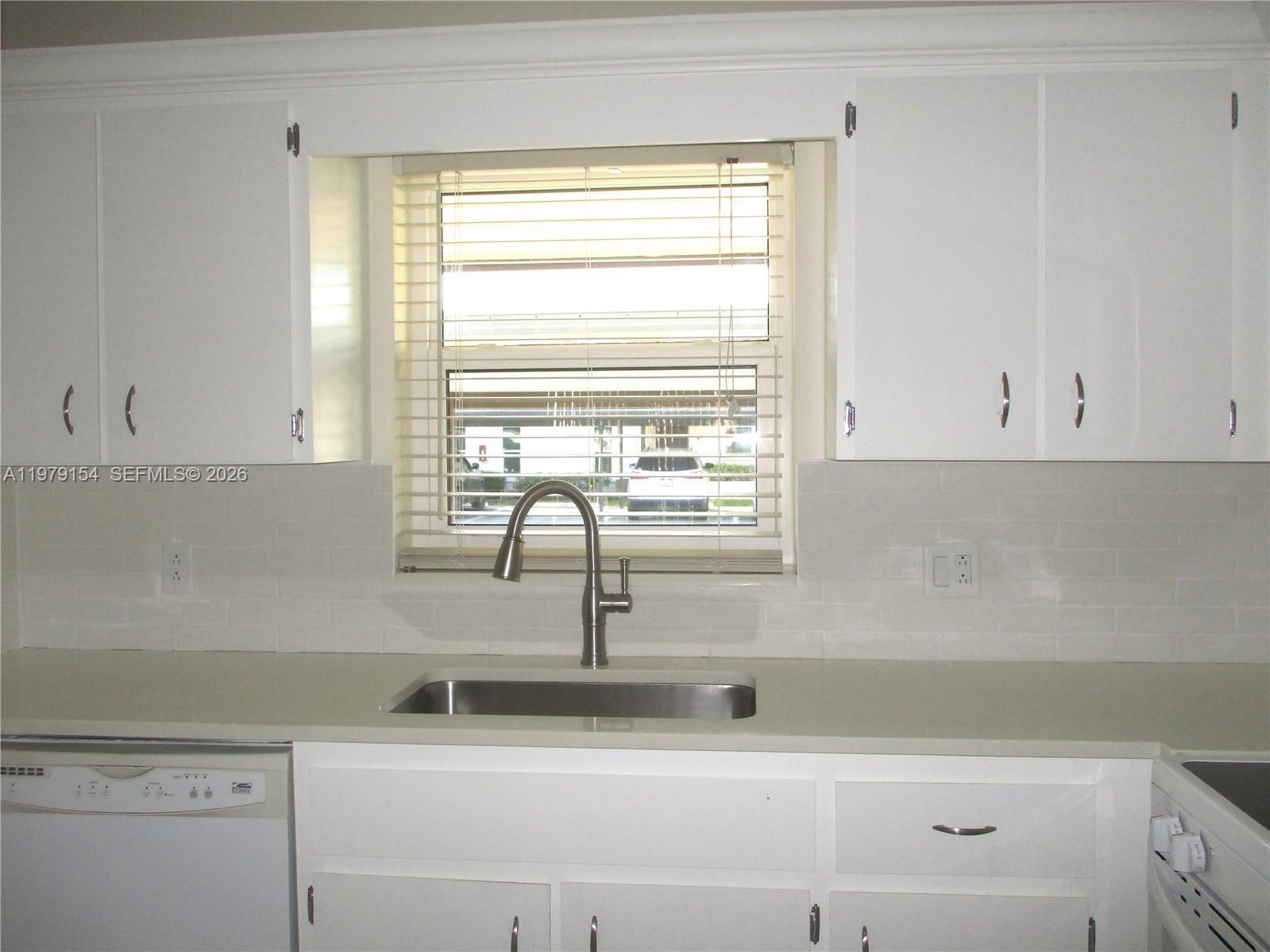 Image 4: SUBWAY TILE BACKSPLASH