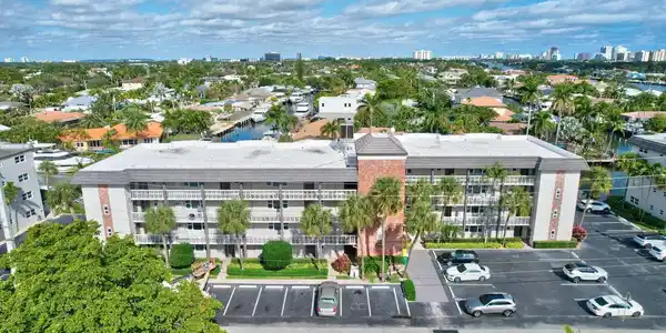 3111 NE 51st