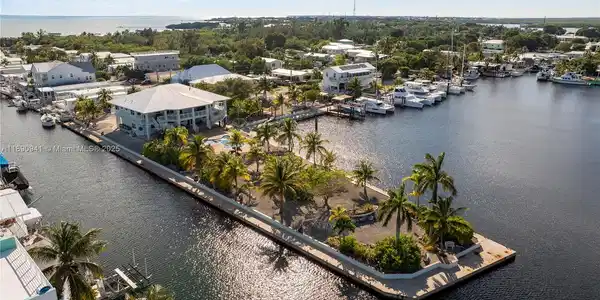 301 Oleander Dr