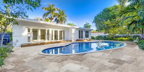2020 Alamanda Dr