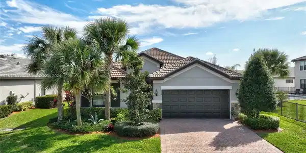 652 SE Monteiro Dr
