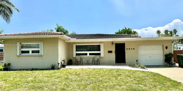 2040 N Hibiscus Dr