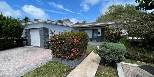 911 S Shore Dr