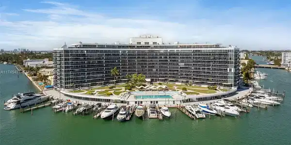 900 Bay Dr