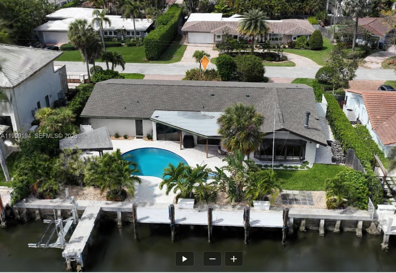 Image 2: 100' Waterfront Property