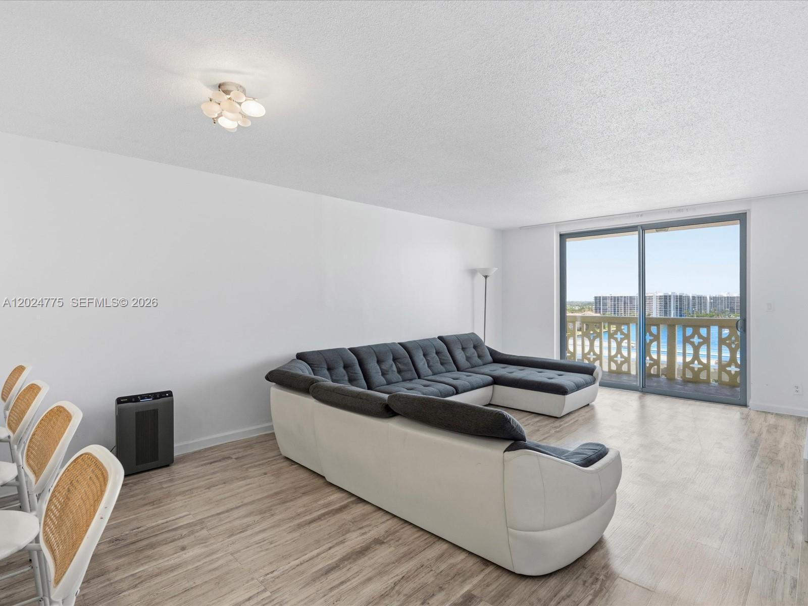 Image 4: Spacious Living Room