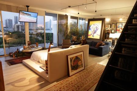1000 Venetian Way