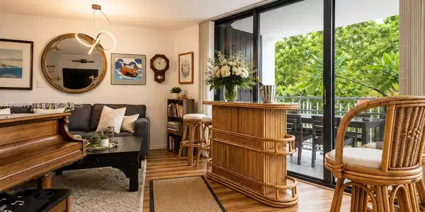 Image 3: Livingroom & Barr
