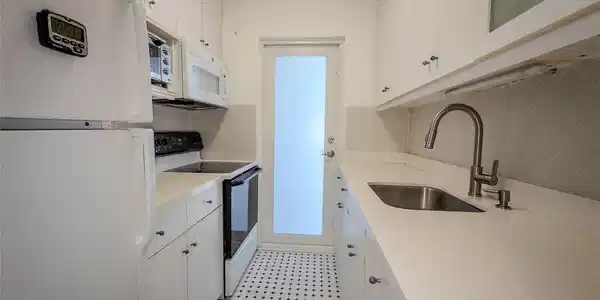 Image 3: KITCHEN