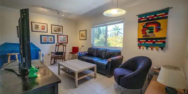 Image 4: LIVING ROOM