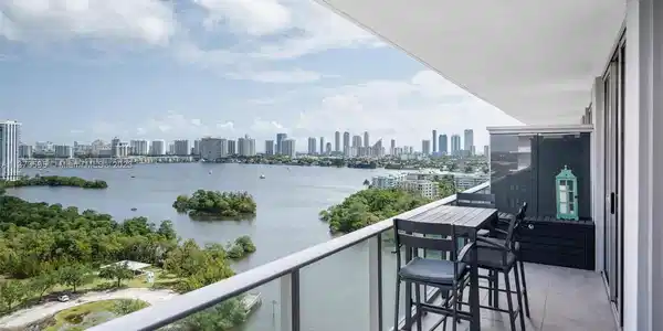 16385 Biscayne Blvd