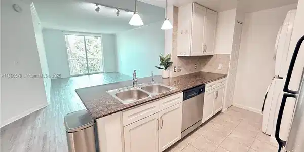 2000 N Bayshore Dr