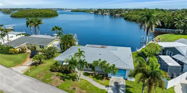 216 SW Cabana Point Cir