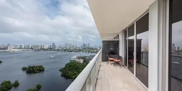 16385 Biscayne Blvd