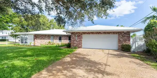 3910 NE 27th Ter