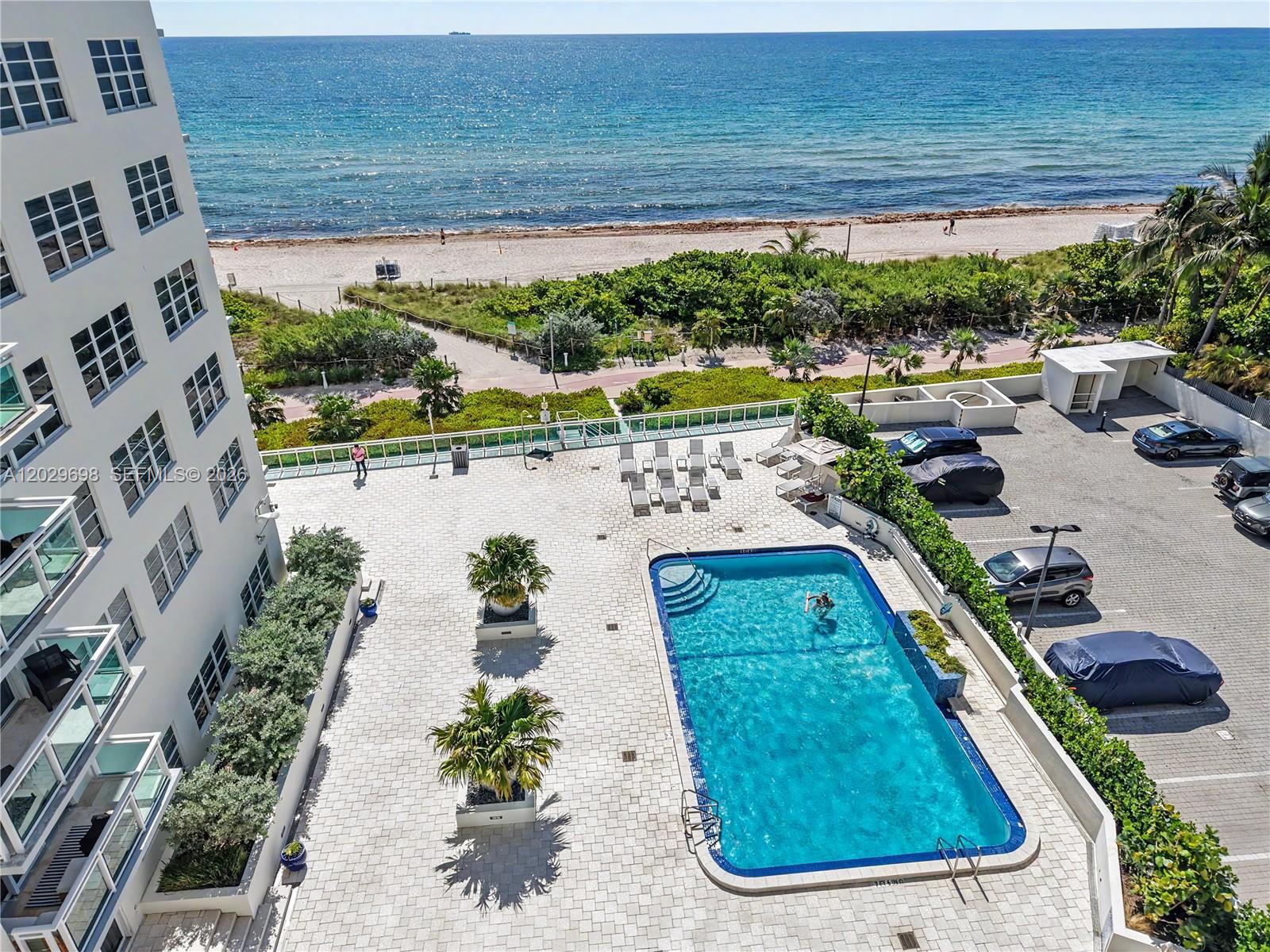 Image 3: Great waterfront building with easy access to the boardwalk and beach.