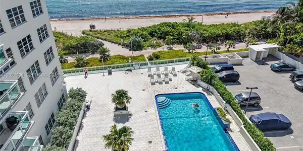 Image 3: Great waterfront building with easy access to the boardwalk and beach.