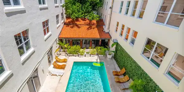 100 Collins Ave