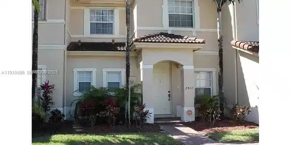 2402 NE 41st Pl