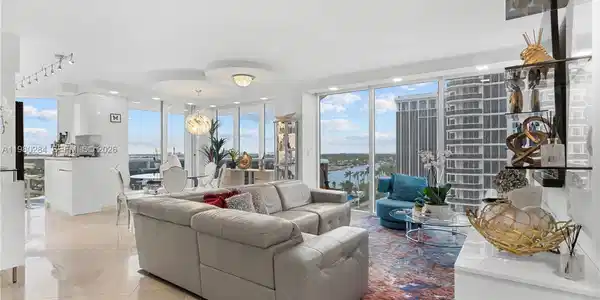 4775 Collins Ave