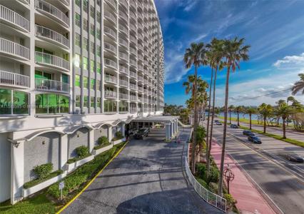 5401 Collins Ave