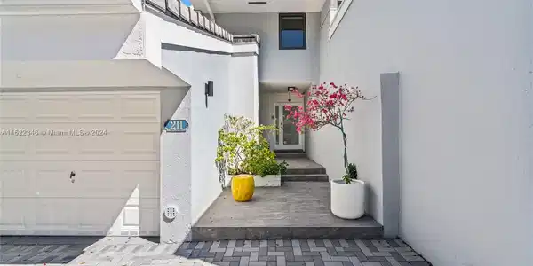 211 Poinciana Dr