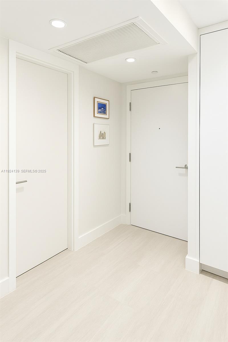 Image 2: foyer