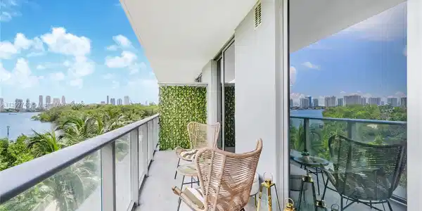 16385 Biscayne Blvd Unit 301