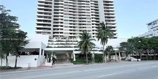 2555 Collins Ave