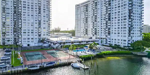 2780 NE 183rd St Unit 1708