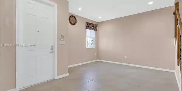 Image 3: Entry