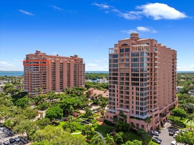 10 Edgewater Dr