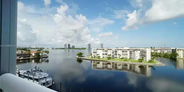 1000 W Island Blvd
