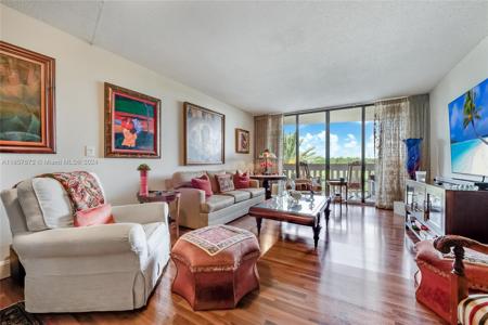 90 Edgewater Dr