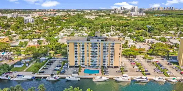 2000 NE 135th St Unit 611
