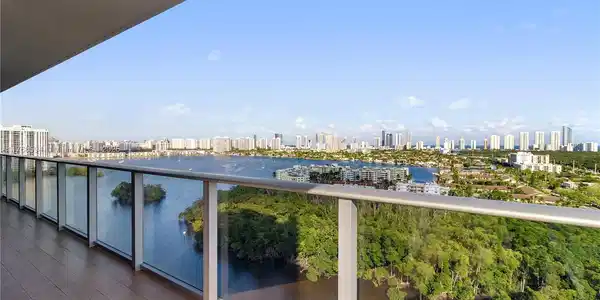 16385 Biscayne Blvd