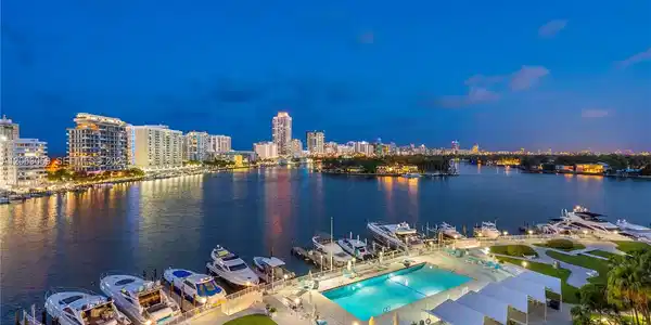 900 Bay Dr