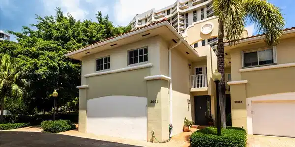 3001 NE Quayside Ln Unit 1