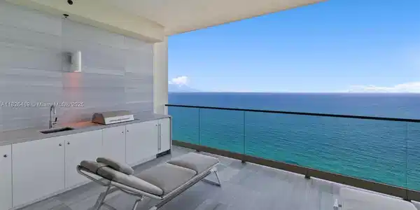17901 Collins Ave