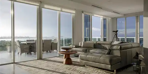 5001 Collins Ave