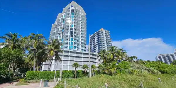 Image 4: Beachfront Boutique Building