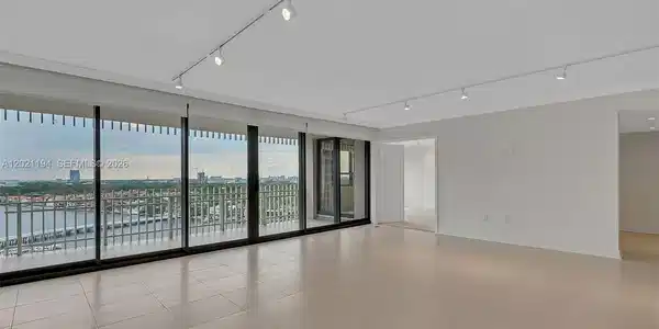 3 Grove Isle Dr