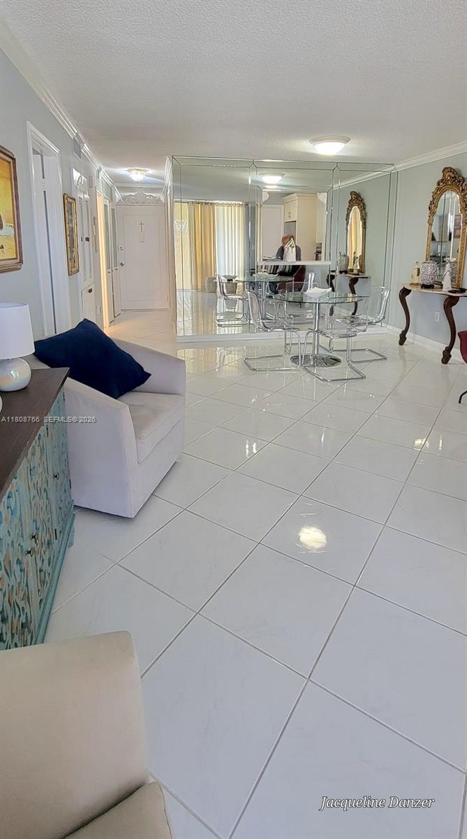 Image 2: Very large and ample condo