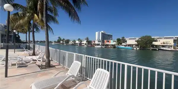 7207 Bay Dr