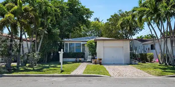 9516 Byron Ave